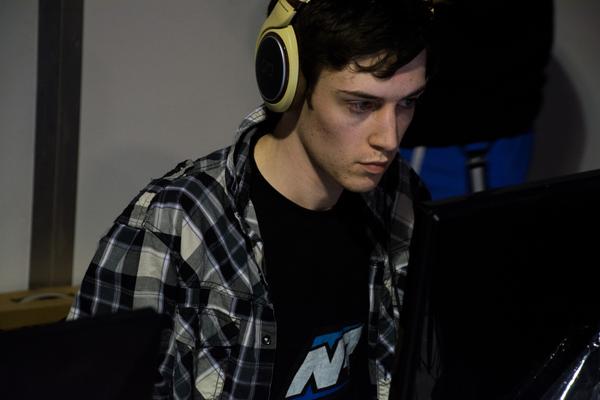 Starkie competing with nerdRage.tf2 at Insomnia55.